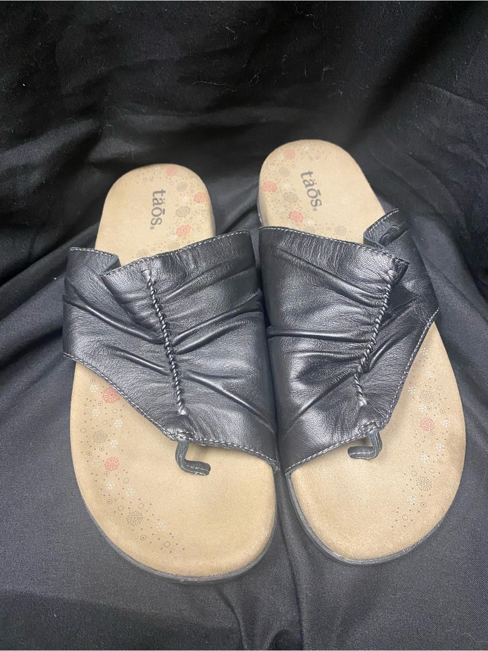 Taos Footwear Black Leather Ruched Toe-Post Slide Sandals